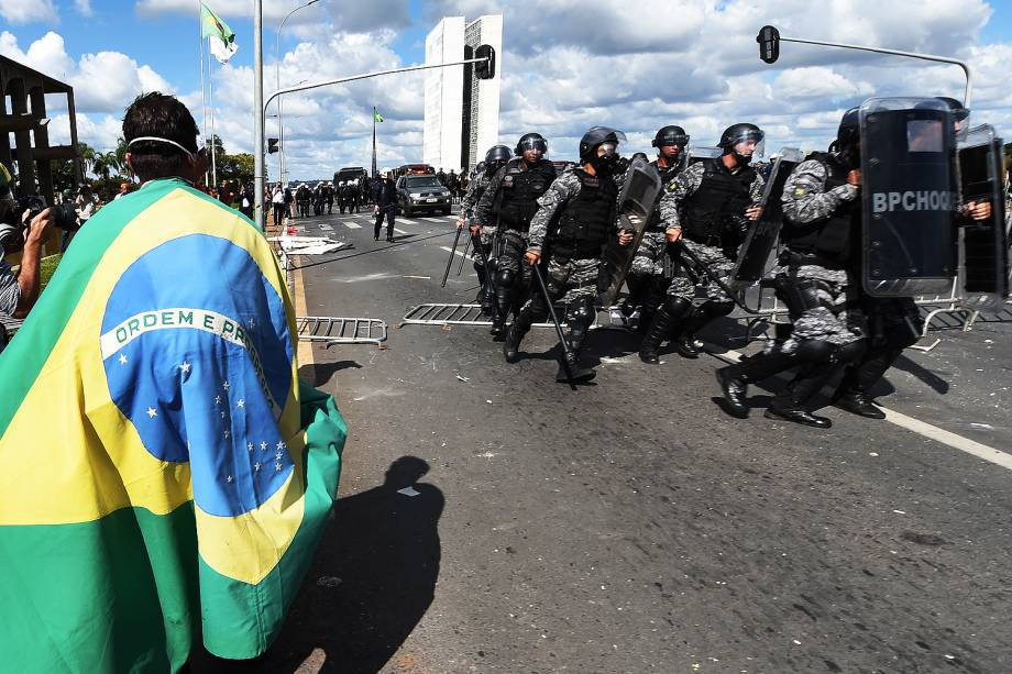 Manifestantes de centrais sindicais e movimentos sociais realizam marcha, chamada de "Ocupa Brasília", na capital federal - 24/05/2017