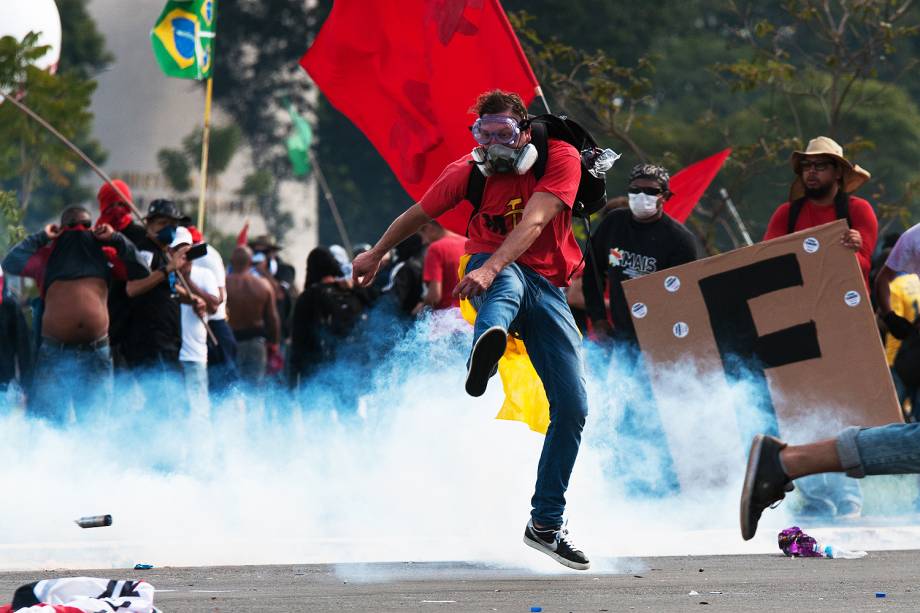 Tumulto entre policiais e manifestantes durante ato convocado pela Central Única dos Trabalhadores (CUT), a Força Sindical e outros sindicatos de várias partes do Brasil - 24/05/2017