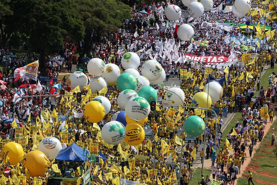 Manifestantes de centrais sindicais e movimentos sociais realizam marcha, chamada de "Ocupa Brasília", na capital federal - 24/05/2017