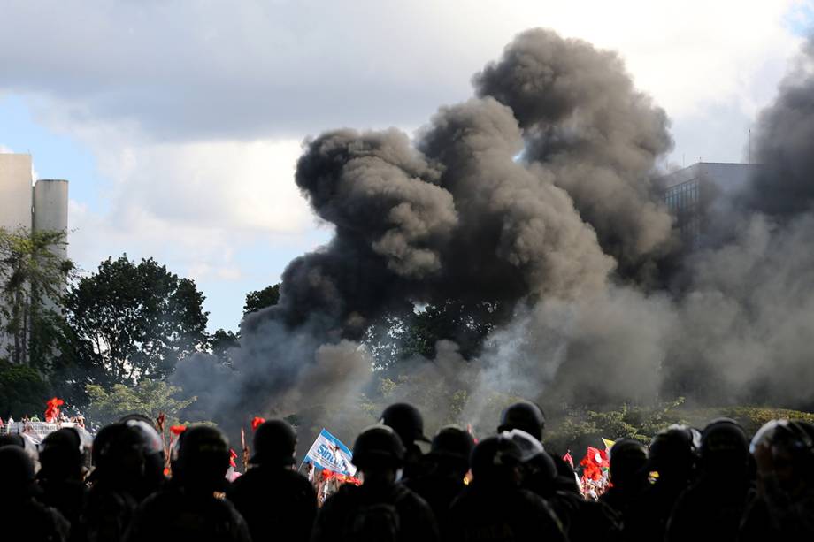 Policiais tentam conter manifestação contra presidente Michel Temer em Brasília - 24/05/2017