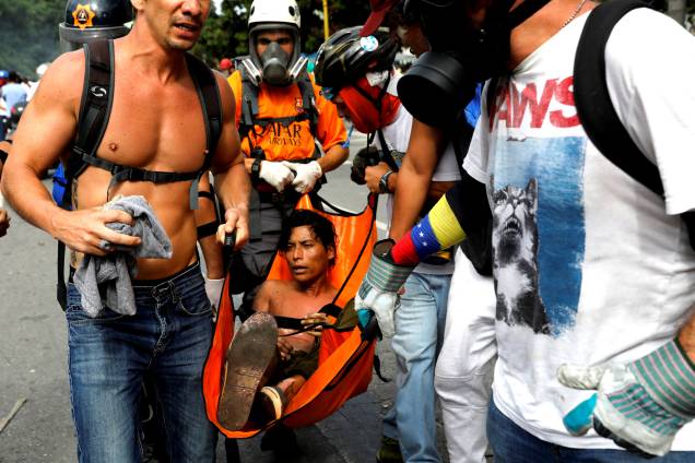 Manifestante é ferido durante confronto com a polícia em protesto da oposição ao presidente Nicolás Maduro, em Caracas, na Venezuela - 03/05/2017 Manifestante é ferido durante confronto com a polícia em protesto da oposição ao presidente Nicolás Maduro, em Caracas, na Venezuela - 03/05/2017