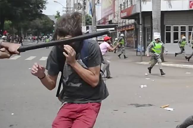 Momento que Mateus Ferreira da Silva é atingido por um policial durante protesto, em Goiânia