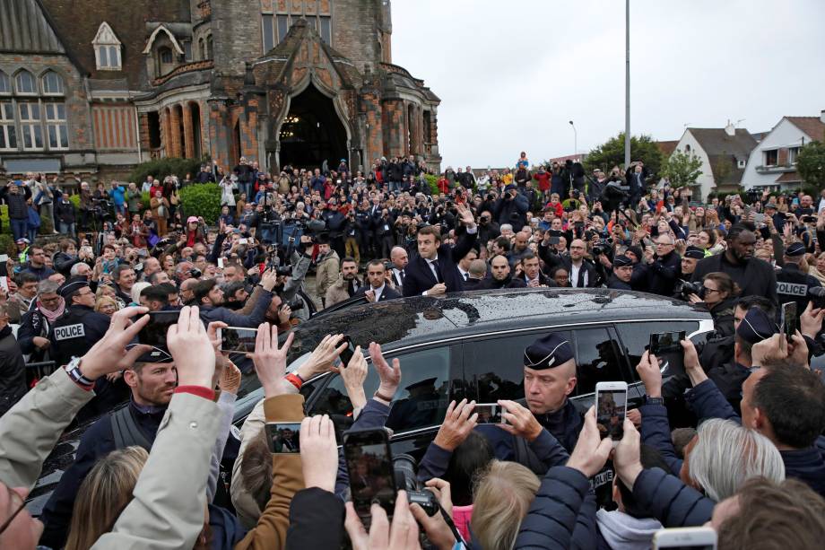 Candidato Emmanuel Macron, líder do movimento En Marche! Cumprimenta apoiadores enquanto deixa uma assembleia de voto durante o segundo turno da eleição presidencial, em Le Touquet, na França - 07/05/2017 Candidato Emmanuel Macron, líder do movimento En Marche! Cumprimenta apoiadores enquanto deixa uma assembleia de voto durante o segundo turno da eleição presidencial, em Le Touquet, na França - 07/05/2017