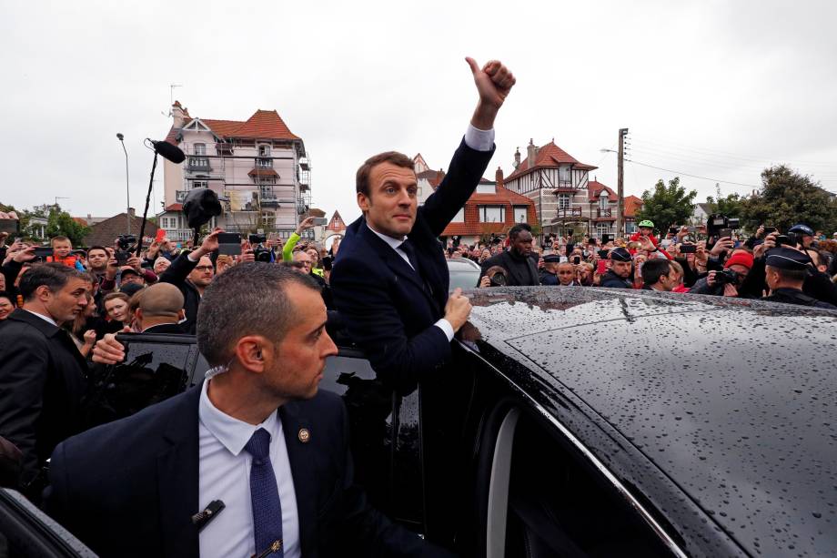 Candidato Emmanuel Macron, líder do movimento En Marche! Cumprimenta apoiadores enquanto deixa uma assembleia de voto durante o segundo turno da eleição presidencial, em Le Touquet, na França - 07/05/2017 Candidato Emmanuel Macron, líder do movimento En Marche! Cumprimenta apoiadores enquanto deixa uma assembleia de voto durante o segundo turno da eleição presidencial, em Le Touquet, na França - 07/05/2017