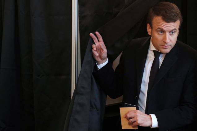 Candidato Emmanuel Macron vota durante o segundo turno da eleição presidencial francesa, em Le Touquet - 07/05/2017 Candidato Emmanuel Macron vota durante o segundo turno da eleição presidencial francesa, em Le Touquet - 07/05/2017