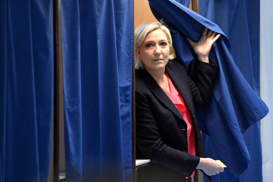 Marine Le Pen, candidata do partido de extrema-direita Frente Nacional (FN) sai de uma cabine de votação após votar no segundo turno da eleição presidencial francesa em Henin-Beaumont - 07/05/2017 Marine Le Pen, candidata do partido de extrema-direita Frente Nacional (FN) sai de uma cabine de votação após votar no segundo turno da eleição presidencial francesa em Henin-Beaumont - 07/05/2017
