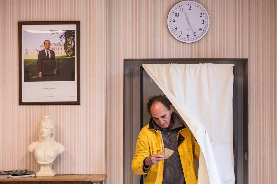 Homem deixa um local de votação na aldeia de Biville-la-Baignarde, na Normandia durante o segundo turno das eleições francesas - 07/05/2017