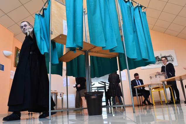 Monge beneditino registra seu voto durante o segundo turno da eleição presidencial em Solesmes, noroeste da França - 07/05/2017 Monge beneditino registra seu voto durante o segundo turno da eleição presidencial em Solesmes, noroeste da França - 07/05/2017