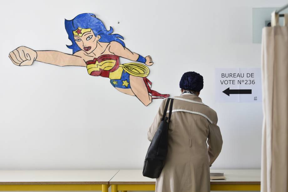 Mulher retira sua cédula em uma assembleia de voto em Toulouse, sul da França durante o segundo turno da eleição presidencial - 07/05/2017 Mulher retira sua cédula em uma assembleia de voto em Toulouse, sul da França durante o segundo turno da eleição presidencial - 07/05/2017