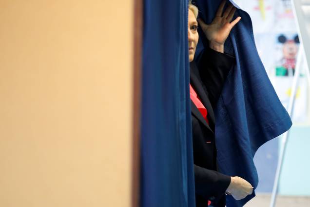 Marine Le Pen, candidata do partido de extrema-direita Frente Nacional (FN) sai de uma cabine de votação após votar no segundo turno da eleição presidencial francesa em Henin-Beaumont - 07/05/2017 Marine Le Pen, candidata do partido de extrema-direita Frente Nacional (FN) sai de uma cabine de votação após votar no segundo turno da eleição presidencial francesa em Henin-Beaumont - 07/05/2017