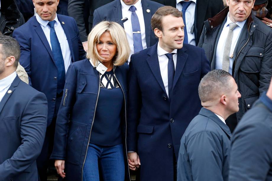 Candidato Emmanuel Macron, líder do movimento En Marche! sai acompanhado da esposa Brigitte Trogneux após votar em Le Touquet, na França - 07/05/2017 Candidato Emmanuel Macron, líder do movimento En Marche! sai acompanhado da esposa Brigitte Trogneux após votar em Le Touquet, na França - 07/05/2017
