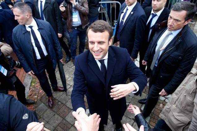 Candidato Emmanuel Macron, líder do movimento En Marche! cumprimenta apoiadores após votar em Le Touquet, na França - 07/05/2017 Candidato Emmanuel Macron, líder do movimento En Marche! cumprimenta apoiadores após votar em Le Touquet, na França - 07/05/2017