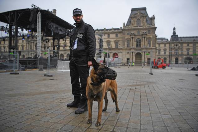 Polícia patrulha a região do Louvre após ameaça de bomba. O local deve concentrar a comemoração em caso da vitória de Emmanuel Macron na eleição presidencial francesa - 07/05/2017 Polícia patrulha a região do Louvre após ameaça de bomba. O local deve concentrar a comemoração em caso da vitória de Emmanuel Macron na eleição presidencial francesa - 07/05/2017