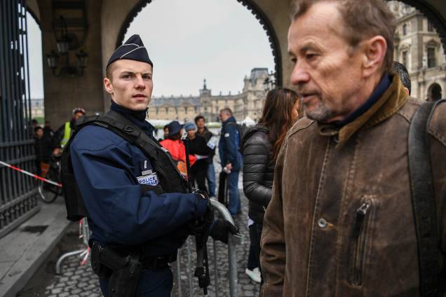 Polícia patrulha a região do Louvre após ameaça de bomba. O local deve concentrar a comemoração em caso da vitória de Emmanuel Macron na eleição presidencial francesa - 07/05/2017 Polícia patrulha a região do Louvre após ameaça de bomba. O local deve concentrar a comemoração em caso da vitória de Emmanuel Macron na eleição presidencial francesa - 07/05/2017