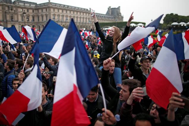 Apoiadores de Emmanuel Macron comemoram a vitória na eleição presidencial na esplanada do Louvre em Paris - 07/05/2017 Apoiadores de Emmanuel Macron comemoram a vitória na eleição presidencial na esplanada do Louvre em Paris - 07/05/2017