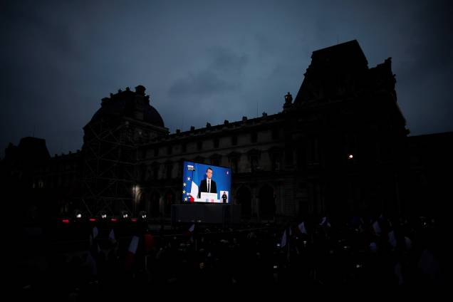 O presidente eleito, Emmanuel Macron, é visto em um telão nos arredores do museu do Louvre, em Paris durante discurso da vitória - 07/05/2017 O presidente eleito, Emmanuel Macron, é visto em um telão nos arredores do museu do Louvre, em Paris durante discurso da vitória - 07/05/2017
