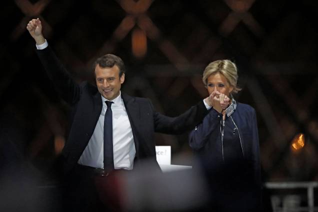Presidente francês Emmanuel Macron e sua esposa Brigitte Trogneux comemoram vitória nas eleições na esplanada do Louvre, em Paris - 07/05/2017 Presidente francês Emmanuel Macron e sua esposa Brigitte Trogneux comemoram vitória nas eleições na esplanada do Louvre, em Paris - 07/05/2017