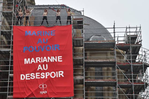 Integrantes do grupo feminista Femen protestam contra a candidata presidencial Marine Le Pen em uma igreja em Henin-Beaumont, no noroeste da França - 07/05/2017 Integrantes do grupo feminista Femen protestam contra a candidata presidencial Marine Le Pen em uma igreja em Henin-Beaumont, no noroeste da França - 07/05/2017