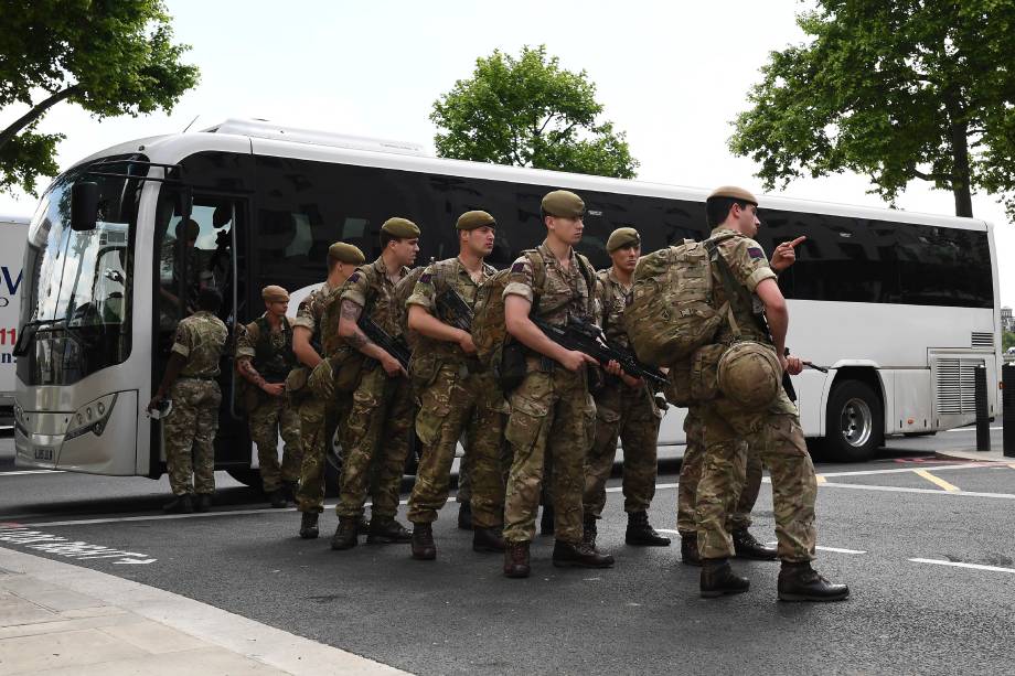 Soldados ingleses se dirigem à região das Casas do Parlamento, no centro de Londres, após elevação do alerta de risco de ataques terroristas - 24/05/2017