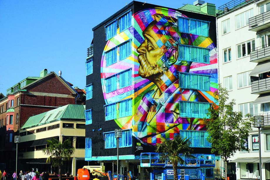 Uma medalha colorida faz homenagem a Alfred Nobel, de Eduardo Kobra, na Suécia