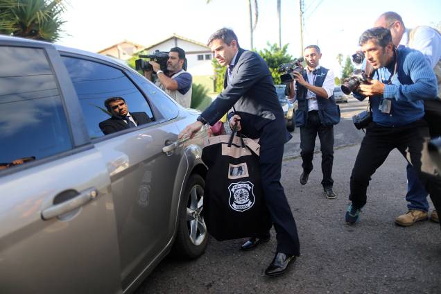 Policial Federal carrega malote após cumprir mandado de busca e apreensão na residência de Aécio Neves, em Brasília - 18/05/2017 Policial Federal carrega malote após cumprir mandado de busca e apreensão na residência de Aécio Neves, em Brasília - 18/05/2017