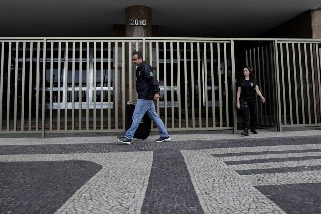 Policial Federal carrega malote após cumprir mandado de busca e apreensão na residência de Andrea Neves, no Rio de Janeiro - 18/05/2017 Policial Federal carrega malote após cumprir mandado de busca e apreensão na residência de Andrea Neves, no Rio de Janeiro - 18/05/2017