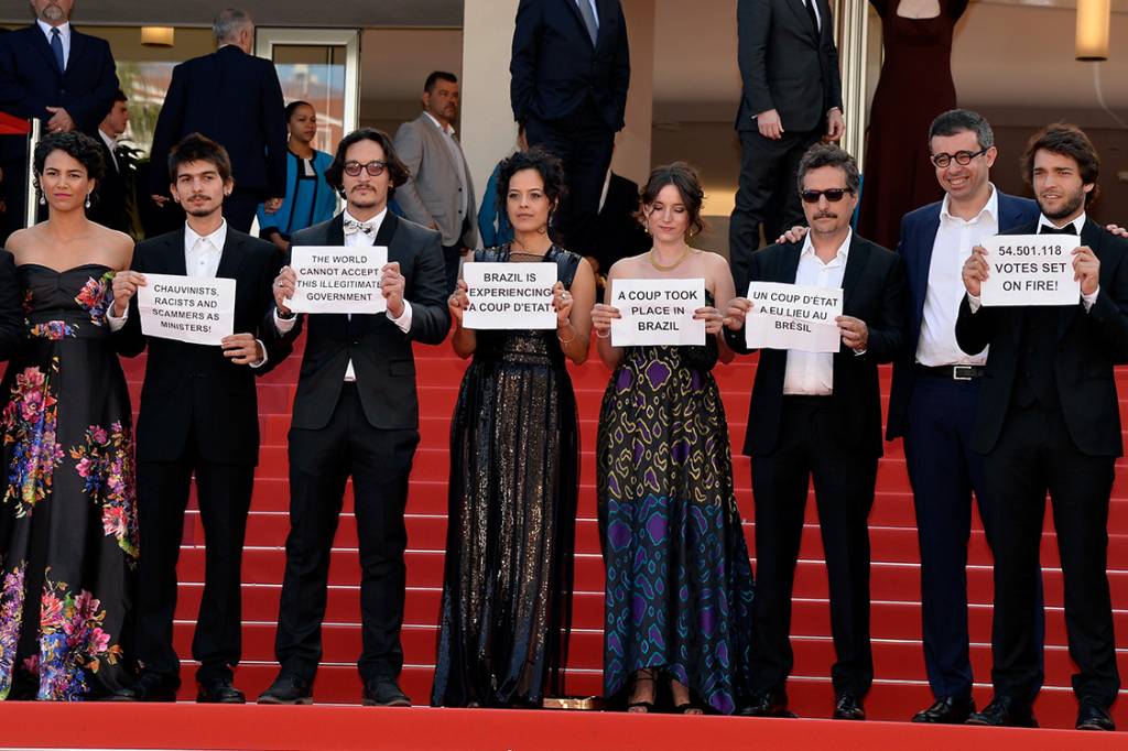 Elenco de Aquarius protesta contra Impeachment no Festival Cannes 2016 Elenco de Aquarius protesta contra o Impeachment da presidente Dilma no tapete vermelho do 69° Festival Cannes de cinema, em 2016