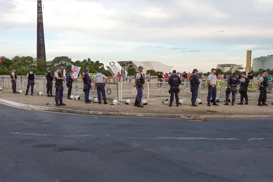 Movimentação de policiais em frente ao Palácio do Planalto, em Brasília (DF) - 18/05/2017