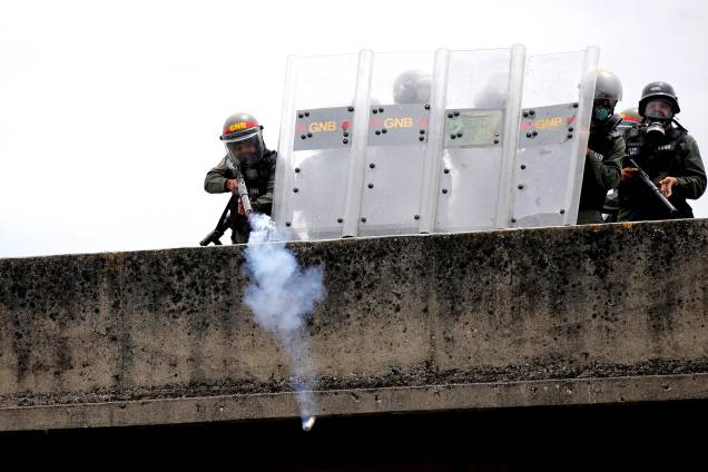 Polícia joga bombas de gás lacrimogêneo em manifestantes durante protesto da oposição ao Presidente Nicolás Maduro em Caracas, na Venezuela - 03/05/2017 Polícia joga bombas de gás lacrimogêneo em manifestantes durante protesto da oposição ao Presidente Nicolás Maduro em Caracas, na Venezuela - 03/05/2017