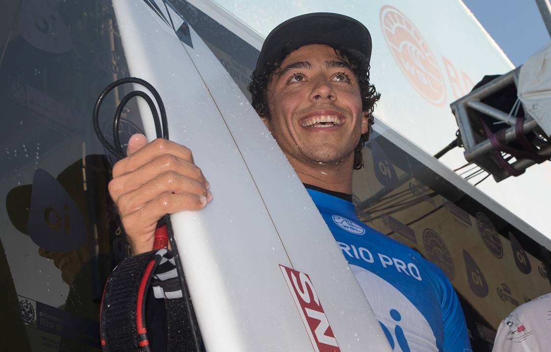 Yago Dora em dia de competições do Circuito Mundial de Surf (WSL), na praia de Itaúna em Saquarema, Rio de Janeiro