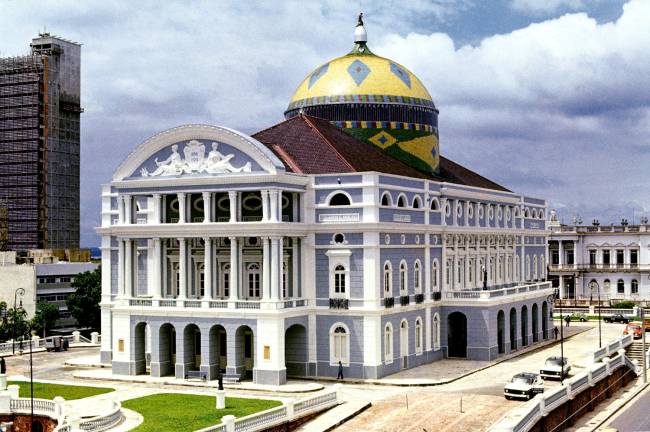 Foto história mostra o Teatro Amazonas com pintura cinza-azulado