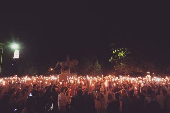 Neoconfederados trazem tochas para 'proteger' a estátua nos EUA