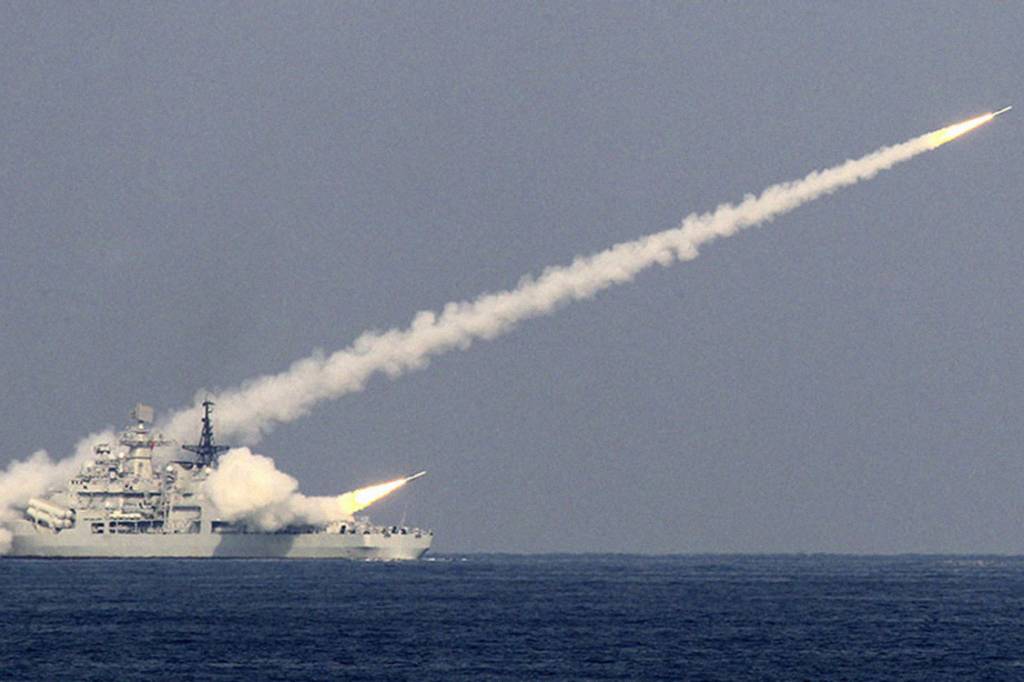 China realiza teste de míssil próximo à costa coreana