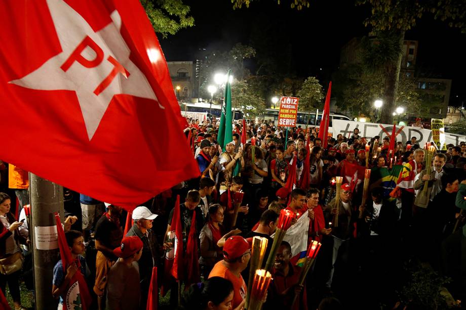 Manifestantes e membros do PT marcham com velas na mão a favor de Lula, antes do depoimento do ex-presidente à Lava Jato, em Curitiba