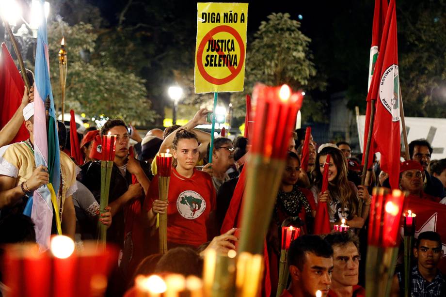 Manifestantes e membros do PT marcham com velas na mão a favor de Lula, antes do depoimento do ex-presidente à Lava Jato, em Curitiba