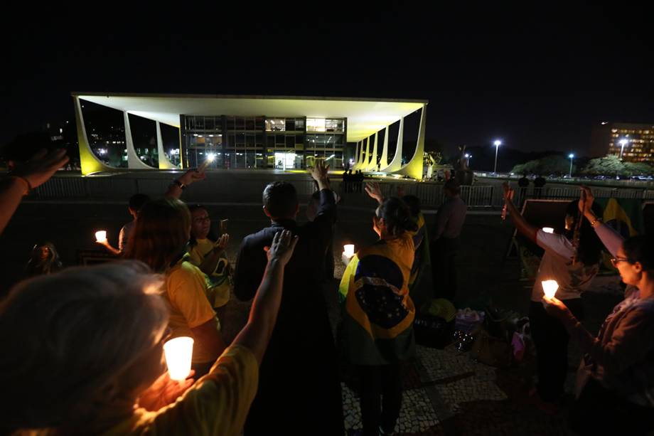 Manifestantes a favor da Lava Jato e contra as decisões do ministro Gilmar Mendes protestam com velas em frente ao STF, em Brasília