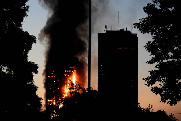 Incêndio de grandes proporções atinge um edifício em Latimer Road, oeste de Londres, na Inglaterra - 14/06/2017 Incêndio de grandes proporções atinge um edifício em Latimer Road, oeste de Londres, na Inglaterra - 14/06/2017