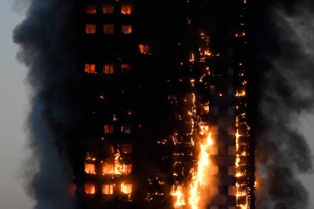 Incêndio de grandes proporções atinge um edifício em Latimer Road, oeste de Londres, na Inglaterra - 14/06/2017 Incêndio de grandes proporções atinge um edifício em Latimer Road, oeste de Londres, na Inglaterra - 14/06/2017