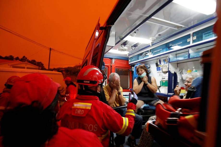 Bombeiros ajudam moradores da vila Derreada Cimeira durante evacuação de áreas de risco no incêndio em Portugal - 19/06/2017