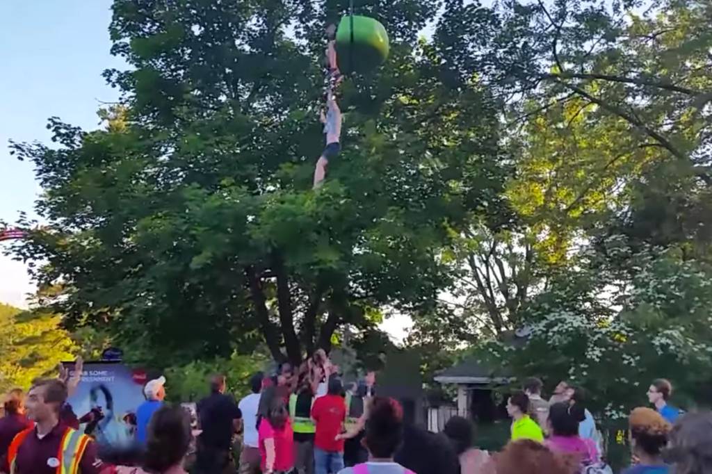 Adolescente cai de brinquedo em parque de diversões nos EUA