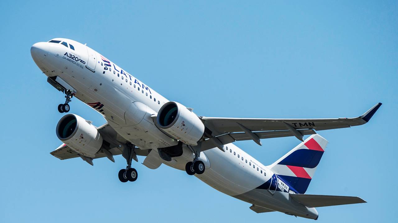 Avião com logo Latam
