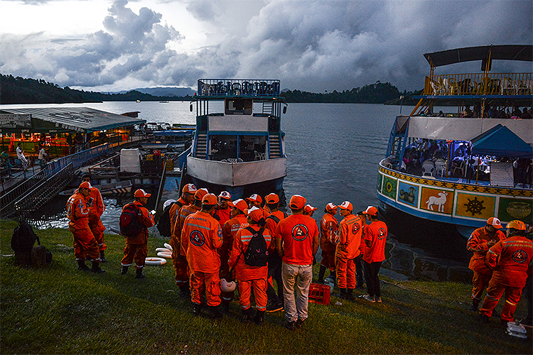 A represa Peñol-Guatapé recebe turistas colombianos nos fins de semana A represa Peñol-Guatapé recebe turistas colombianos nos fins de semana