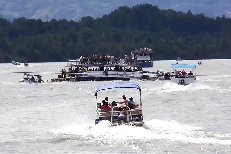 Uma embarcação naufragou em uma represa de Guatapé, região turística situada a 80 quilômetros de Medellín, na Colômbia - 25/06/2017 Uma embarcação naufragou em uma represa de Guatapé, região turística situada a 80 quilômetros de Medellín, na Colômbia - 25/06/2017
