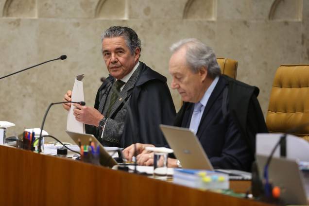 Ministros Marco Aurélio e Ricardo Lewandowski durante sessão plenária do Supremo Tribunal Federal (STF) para julgamento da validade das delações da JBS - 28/06/2017 Ministros Marco Aurélio e Ricardo Lewandowski durante sessão plenária do Supremo Tribunal Federal (STF) para julgamento da validade das delações da JBS - 28/06/2017