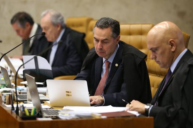 Ministros Roberto Barroso e Alexandre de Moraes durante sessão plenária do Supremo Tribunal Federal (STF) para julgamento da validade das delações da JBS - 28/06/2017 Ministros Roberto Barroso e Alexandre de Moraes durante sessão plenária do Supremo Tribunal Federal (STF) para julgamento da validade das delações da JBS - 28/06/2017