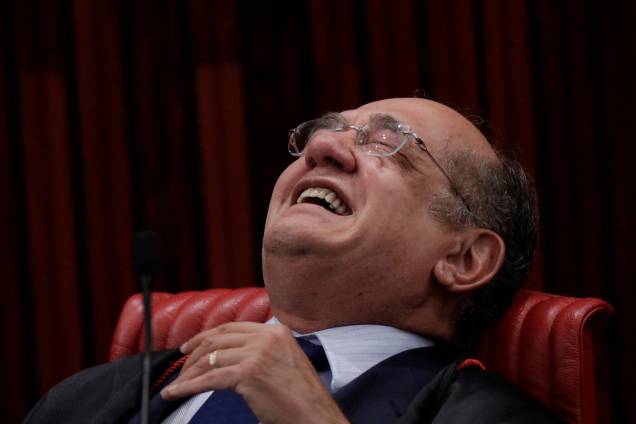 O presidente do Tribunal Superior Eleitoral (TSE), Gilmar Mendes, sorri durante a sessão de julgamento da chapa Dilma-Temer eleita em 2014. Por 4 votos a 3, a corte decidiu rejeitar a cassação da chapa - 09/06/2017 O presidente do Tribunal Superior Eleitoral (TSE), Gilmar Mendes, sorri durante a sessão de julgamento da chapa Dilma-Temer eleita em 2014. Por 4 votos a 3, a corte decidiu rejeitar a cassação da chapa - 09/06/2017