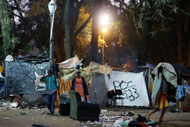 Usuários de crack carregam seus pertences durante operação policial na Cracolândia, no centro de São Paulo - 11/06/2017 Usuários de crack carregam seus pertences durante operação policial na Cracolândia, no centro de São Paulo - 11/06/2017