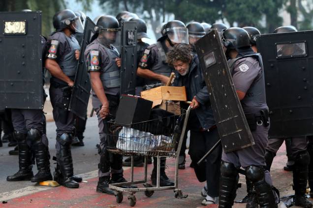 Usuários de crack carregam seus pertences durante operação policial na Cracolândia, no centro de São Paulo - 11/06/2017 Usuários de crack carregam seus pertences durante operação policial na Cracolândia, no centro de São Paulo - 11/06/2017