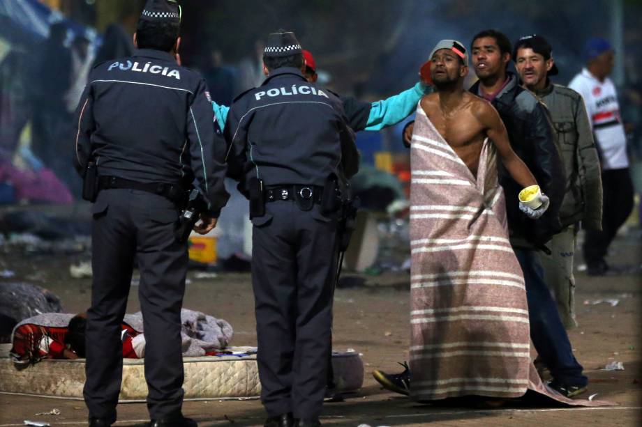 Polícia militar aborda usuários de crack durante operação na Cracolândia, no centro de São Paulo - 11/06/2017