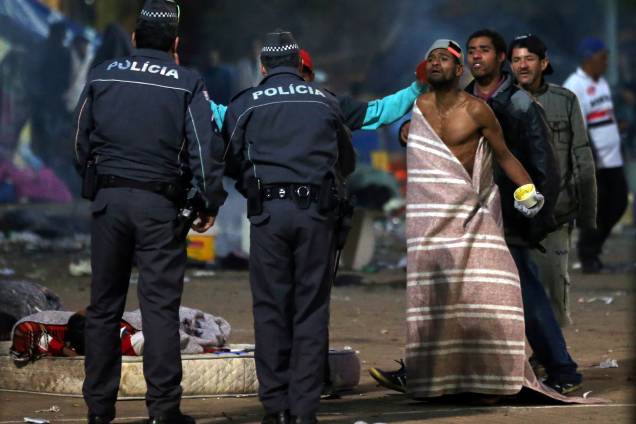 Polícia militar aborda usuários de crack durante operação na Cracolândia, no centro de São Paulo - 11/06/2017 Polícia militar aborda usuários de crack durante operação na Cracolândia, no centro de São Paulo - 11/06/2017
